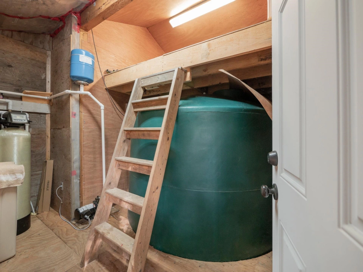 Mudroom Photo of 9305 Stephens Way, Halfmoon Bay, BC