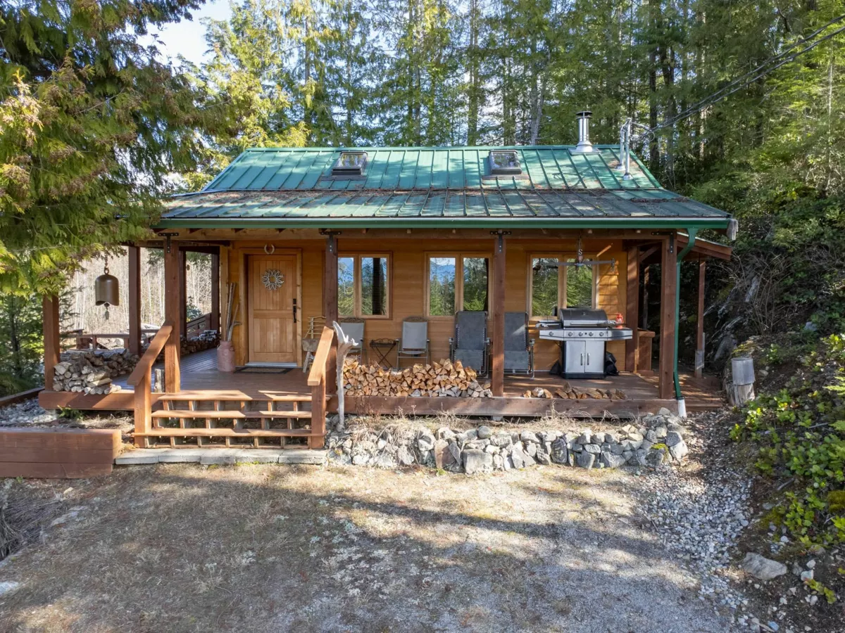 Powder Room Photo of 9305 Stephens Way, Halfmoon Bay, BC