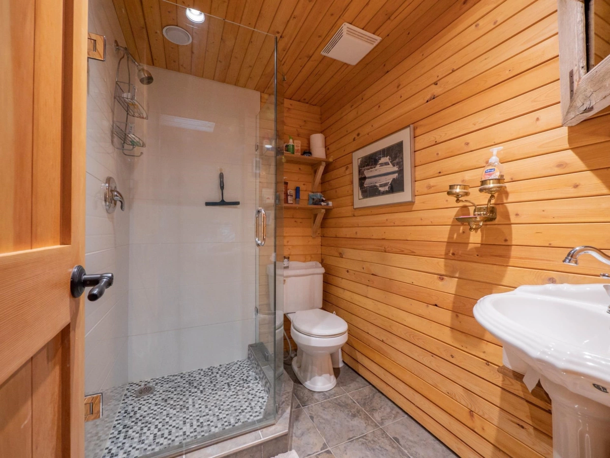 Primary Bathroom Photo of 9305 Stephens Way, Halfmoon Bay, BC