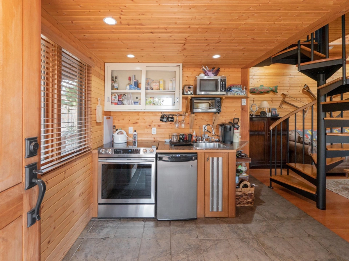 Primary Bedroom Photo of 9305 Stephens Way, Halfmoon Bay, BC