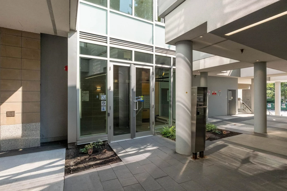 Front Yard Photo of 404 1061 Marine Drive, North Vancouver, BC