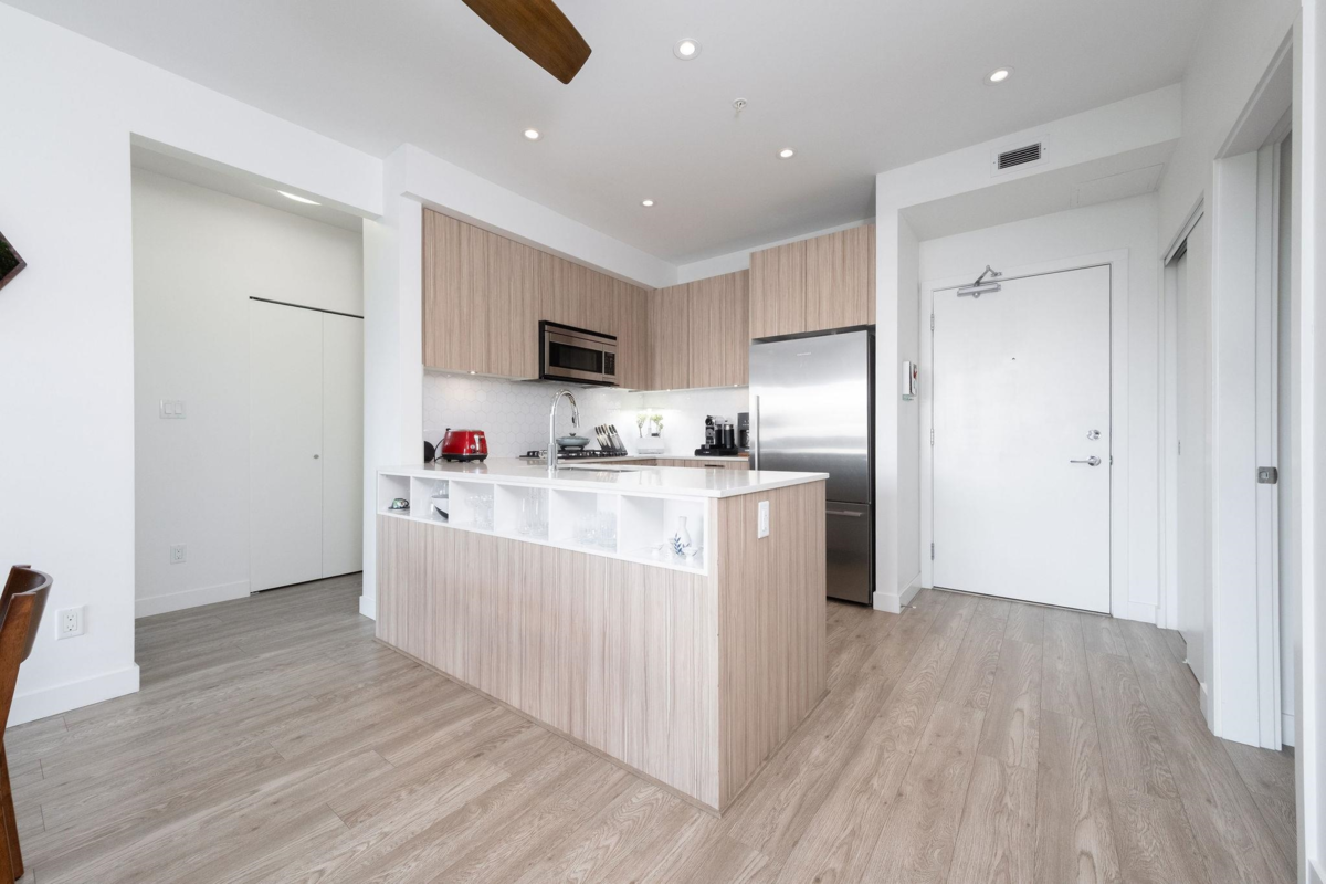 Walk-In Closet Photo of 404 1061 Marine Drive, North Vancouver, BC