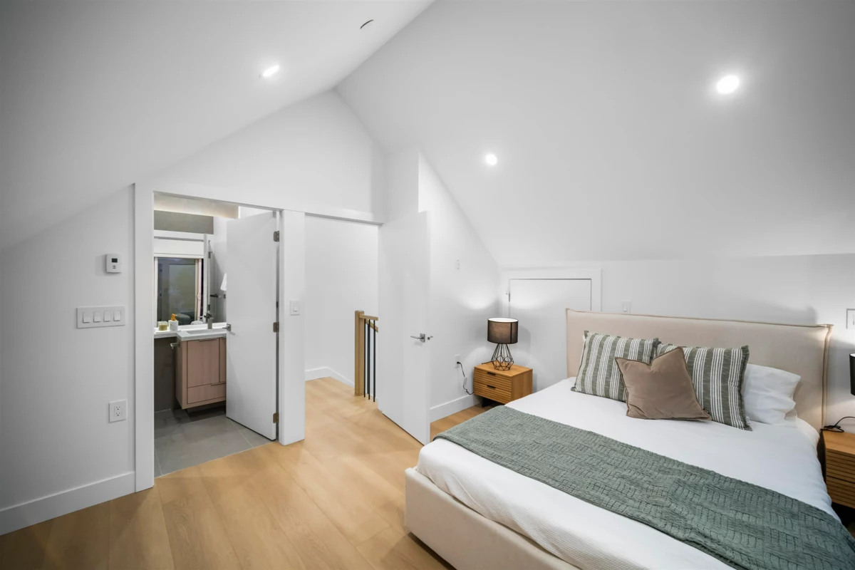 Guest Bathroom Photo of 2 3623 Triumph Street, Vancouver, BC