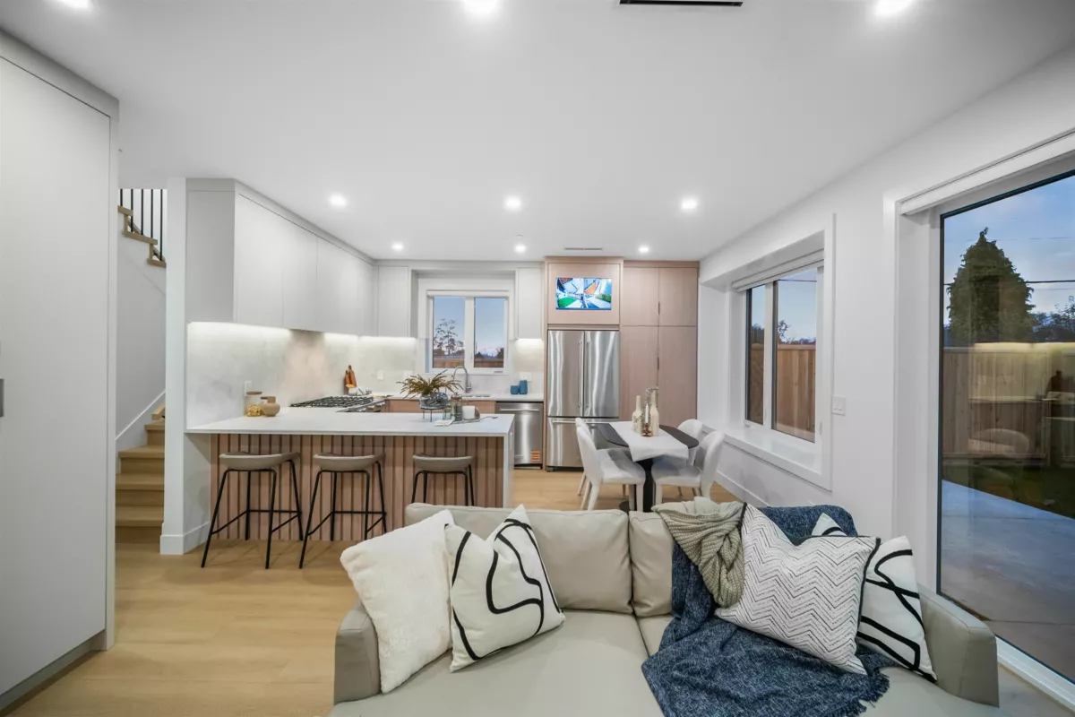 Living Room Photo of 2 3623 Triumph Street, Vancouver, BC