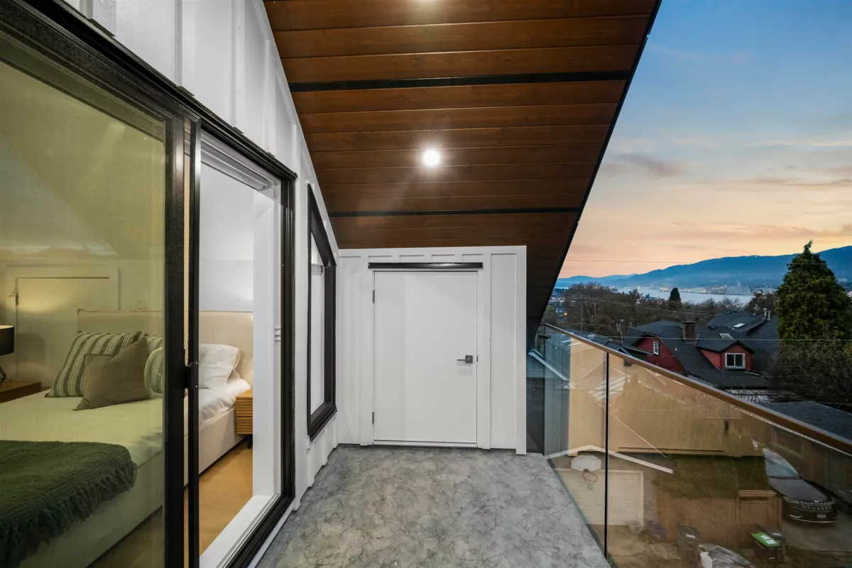 Powder Room Photo of 2 3623 Triumph Street, Vancouver, BC