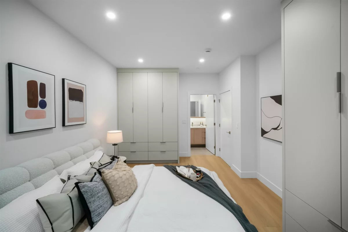 Primary Bathroom Photo of 2 3623 Triumph Street, Vancouver, BC