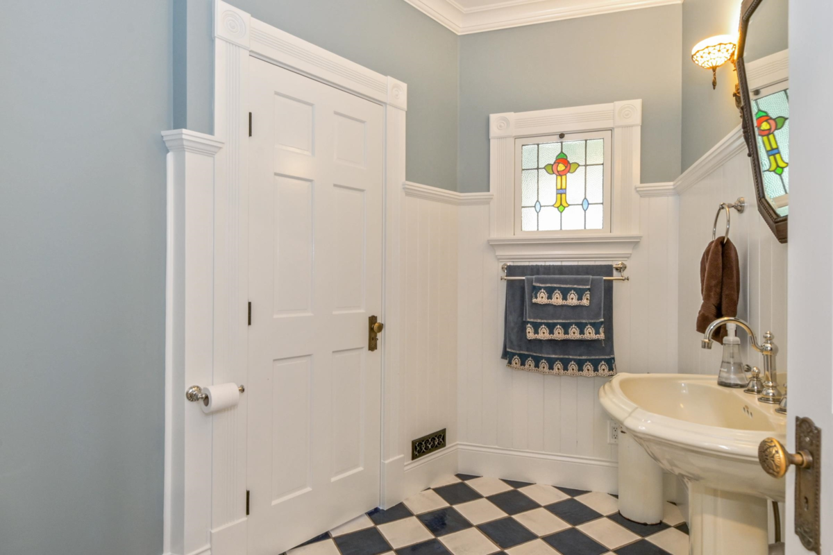 Guest Bathroom Photo of 1526 232 Street, Langley, BC