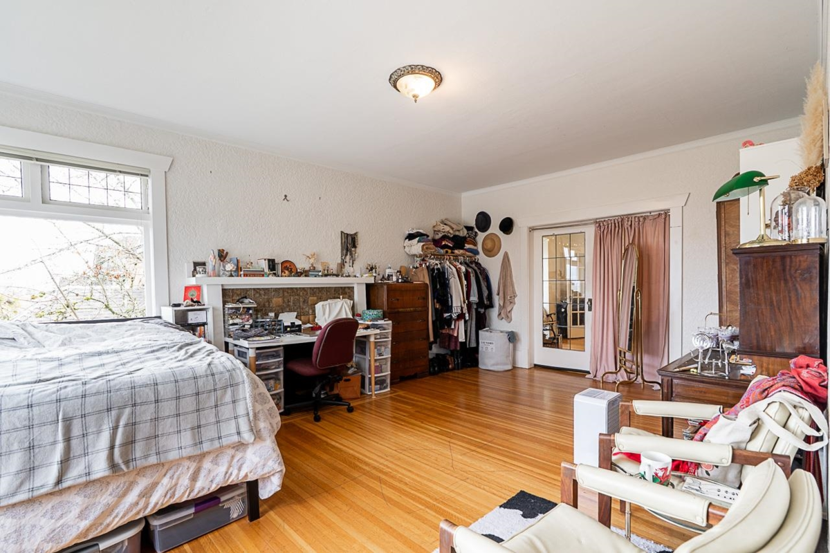 Kitchen Island Photo of 4534 W 5th Avenue, Vancouver, BC