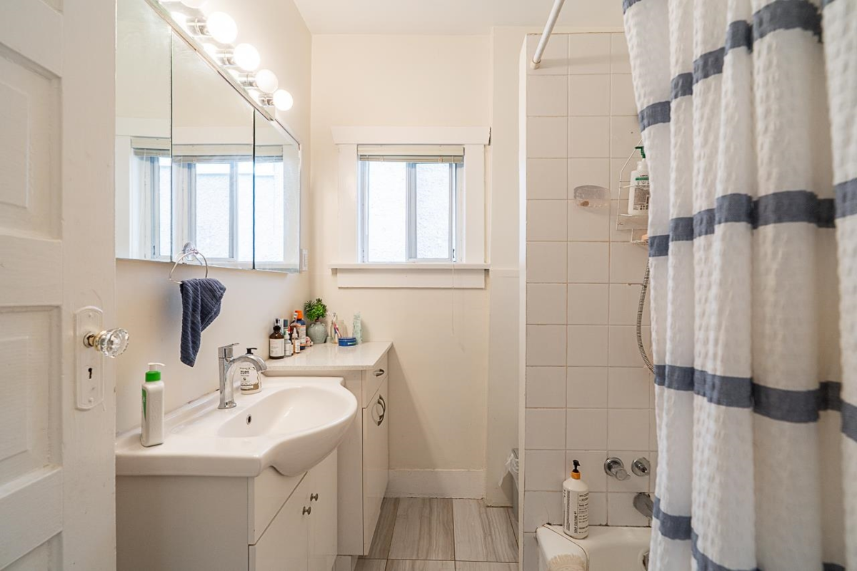 Powder Room Photo of 4534 W 5th Avenue, Vancouver, BC