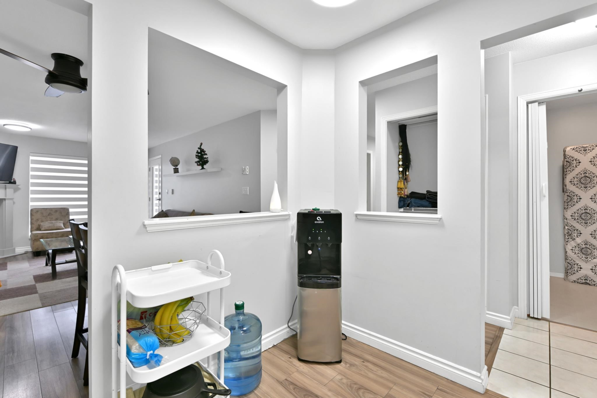 Entry Foyer Photo of 306 32075 George Ferguson Way, Abbotsford, BC