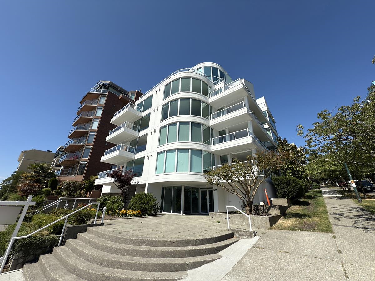 Backyard Photo of PH 1403 Beach Avenue, Vancouver, BC