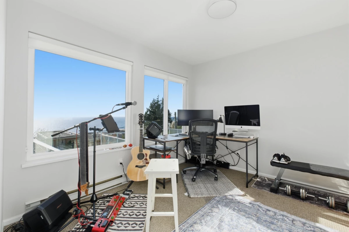 Aerial View of 15373 Victoria Avenue, White Rock, BC