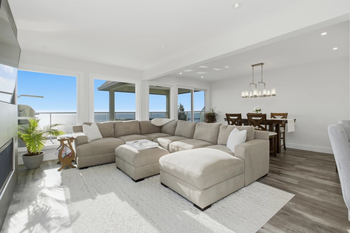 Family Room Photo of 15373 Victoria Avenue, White Rock, BC