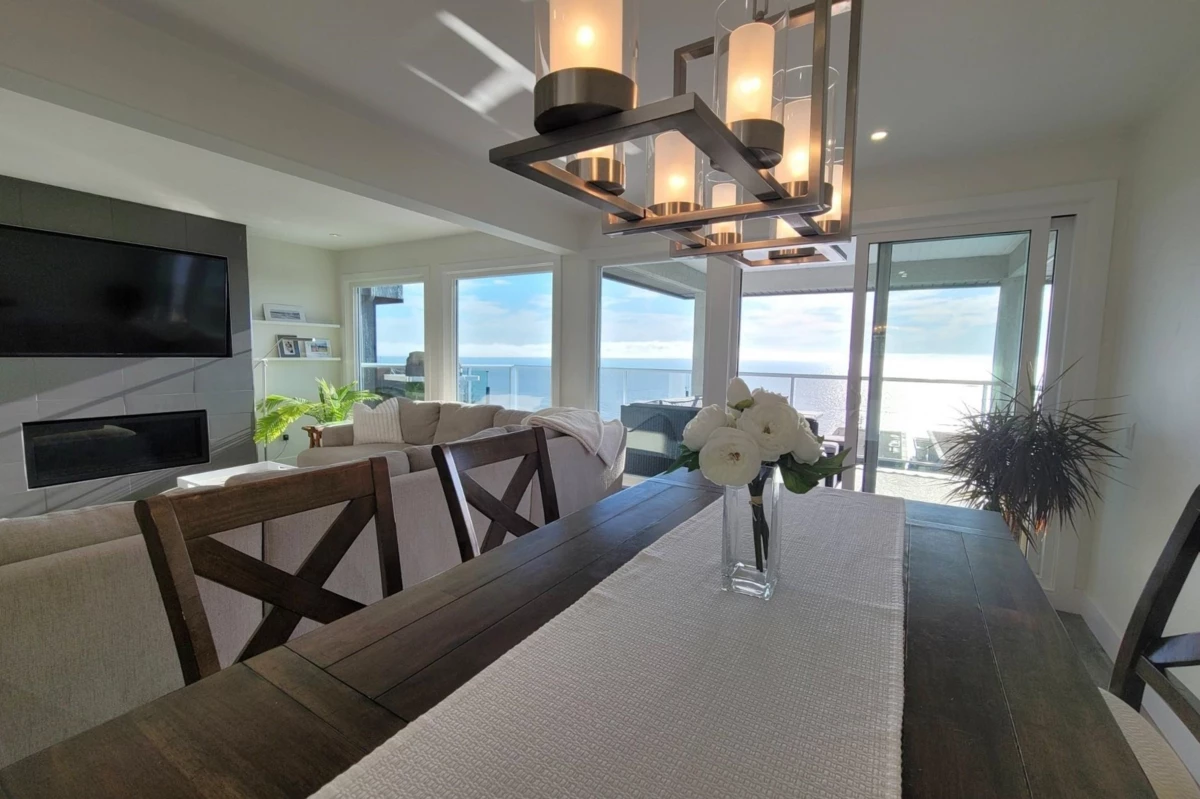 Kitchen Island Photo of 15373 Victoria Avenue, White Rock, BC