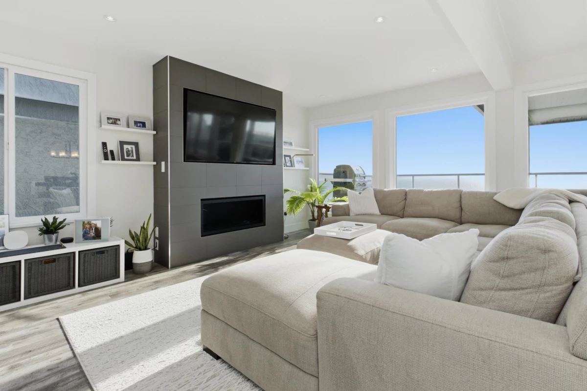 Living Room Photo of 15373 Victoria Avenue, White Rock, BC