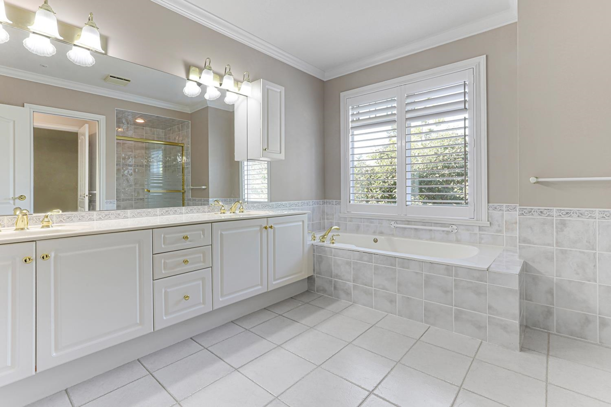 Entry Foyer Photo of 303 1280 55 Street, Delta, BC