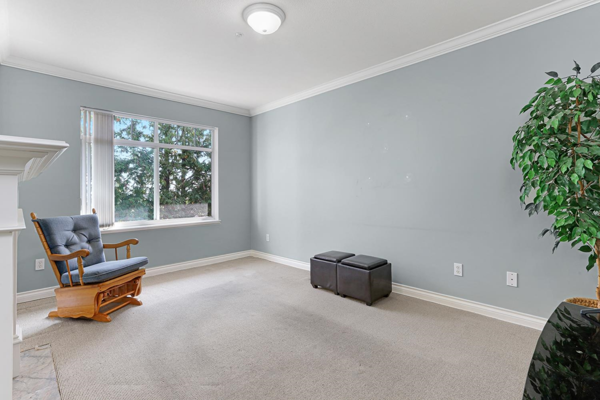 Front Yard Photo of 303 1280 55 Street, Delta, BC