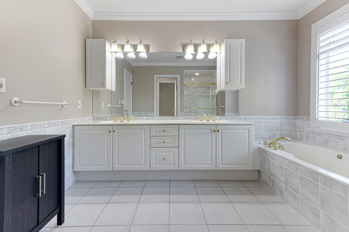 Hallway Photo of 303 1280 55 Street, Delta, BC