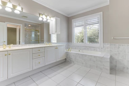 Entry Foyer Photo of 303 1280 55 Street, Delta, BC