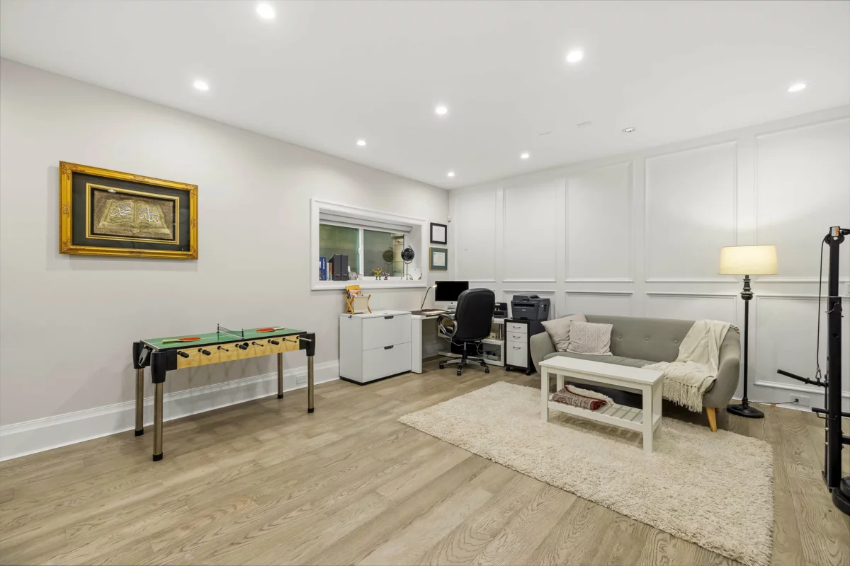 Front Yard Photo of 15689 106a Avenue, Surrey, BC