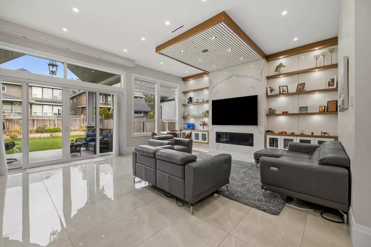 Kitchen Island Photo of 15689 106a Avenue, Surrey, BC