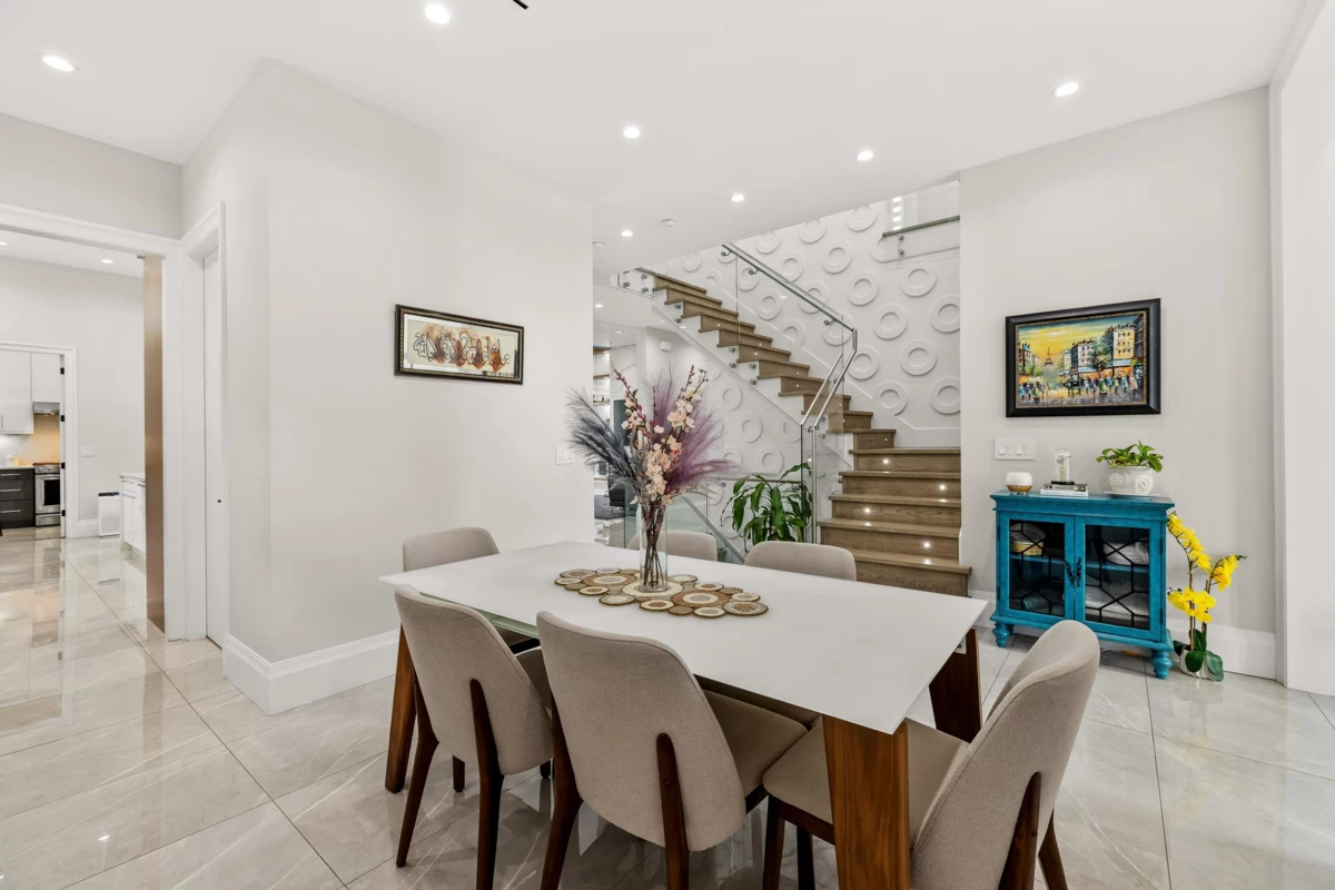 Kitchen Photo of 15689 106a Avenue, Surrey, BC