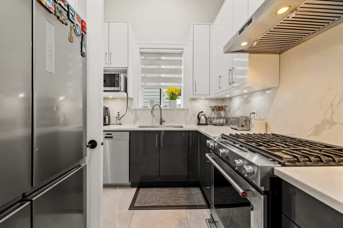 Powder Room Photo of 15689 106a Avenue, Surrey, BC