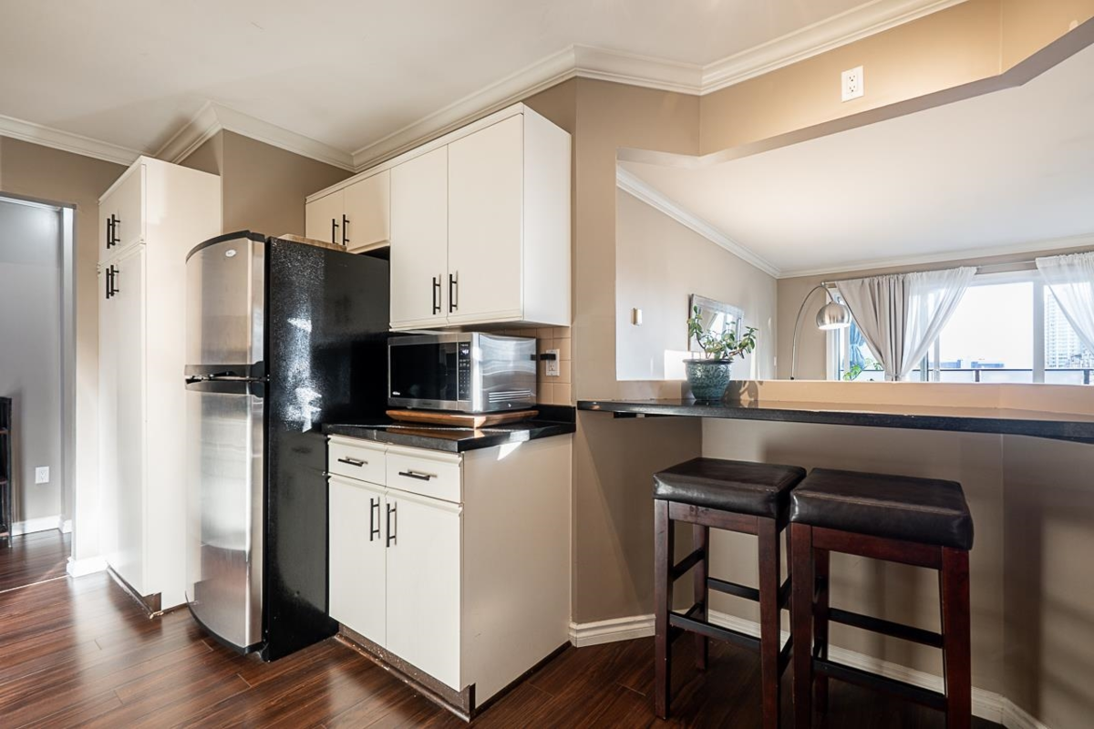 Kitchen Photo of 313 1830 E Southmere Crescent, Surrey, BC