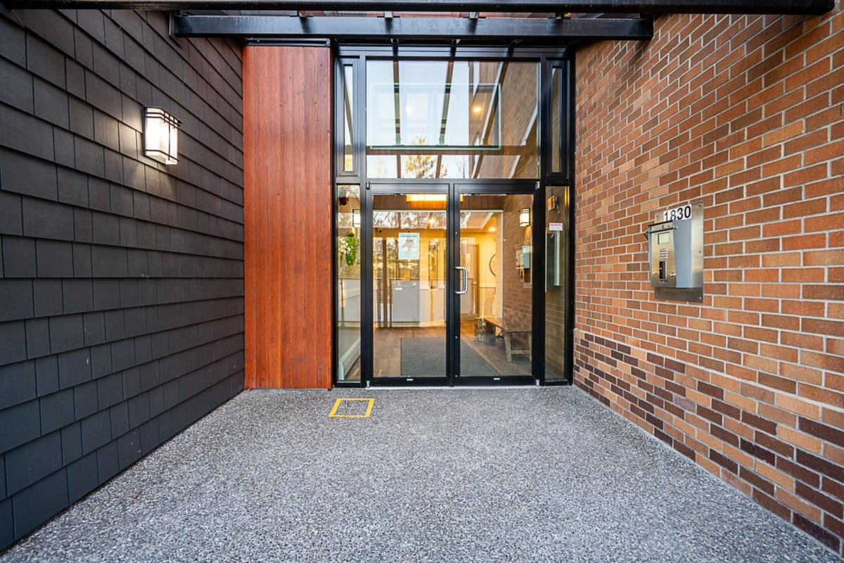 Outdoor Deck Photo of 313 1830 E Southmere Crescent, Surrey, BC