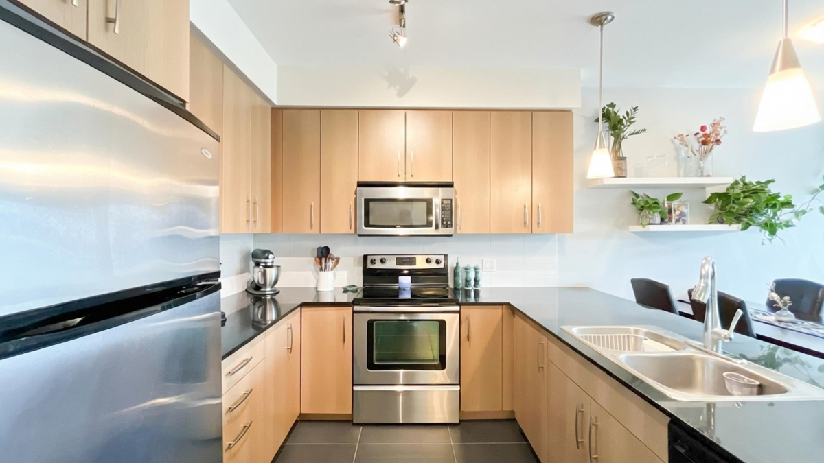 Kitchen Island Photo of 308 22290 North Avenue, Maple Ridge, BC