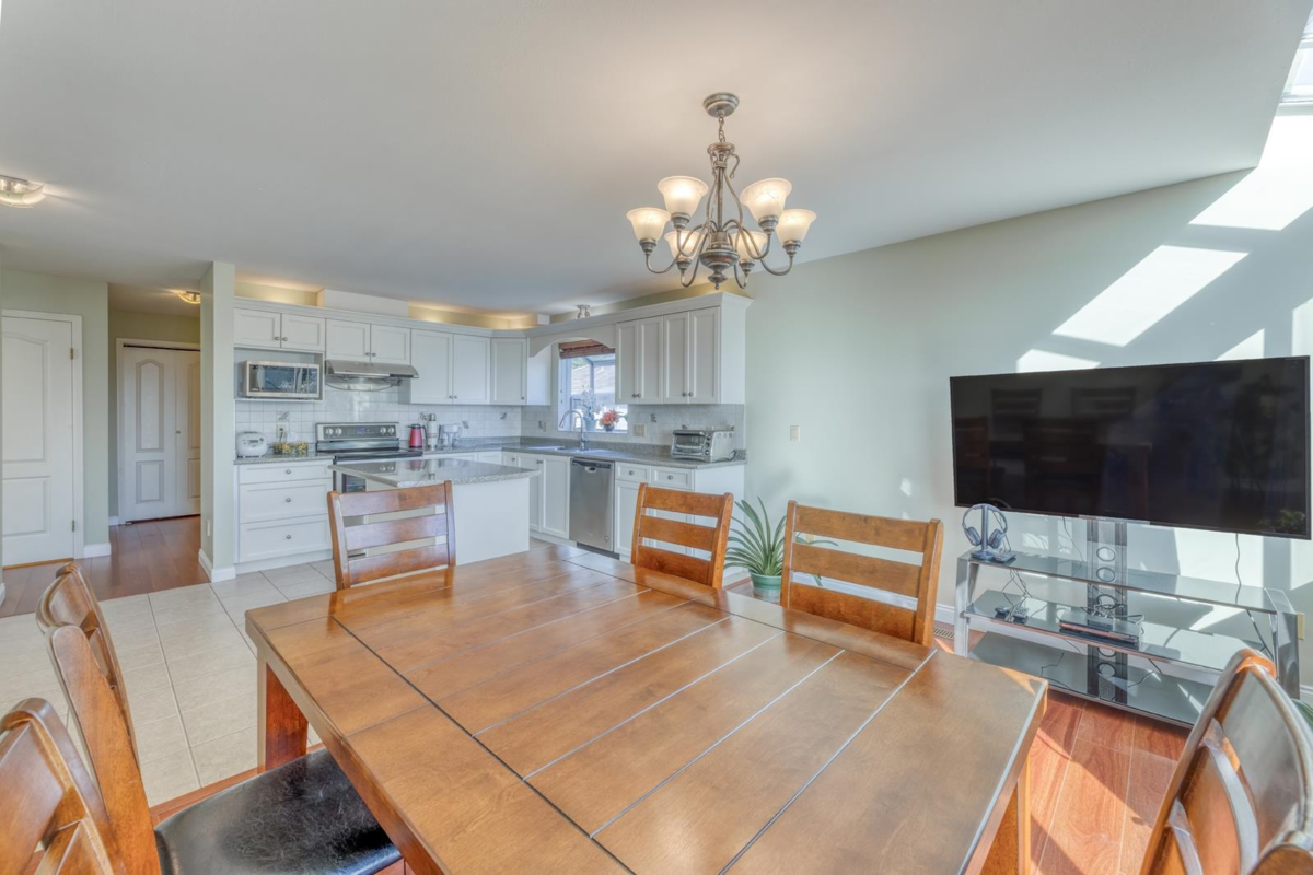 Breakfast Nook Photo of 2750 Westlake Drive, Coquitlam, BC