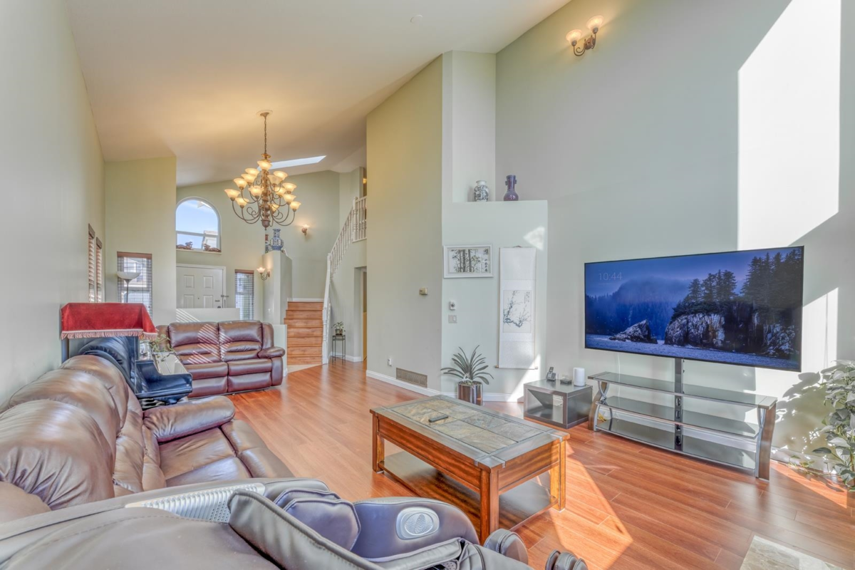 Kitchen Island Photo of 2750 Westlake Drive, Coquitlam, BC