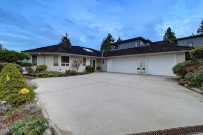 6484 N Gale Avenue, Sechelt, BC, Sechelt — Single Family Residence for sale