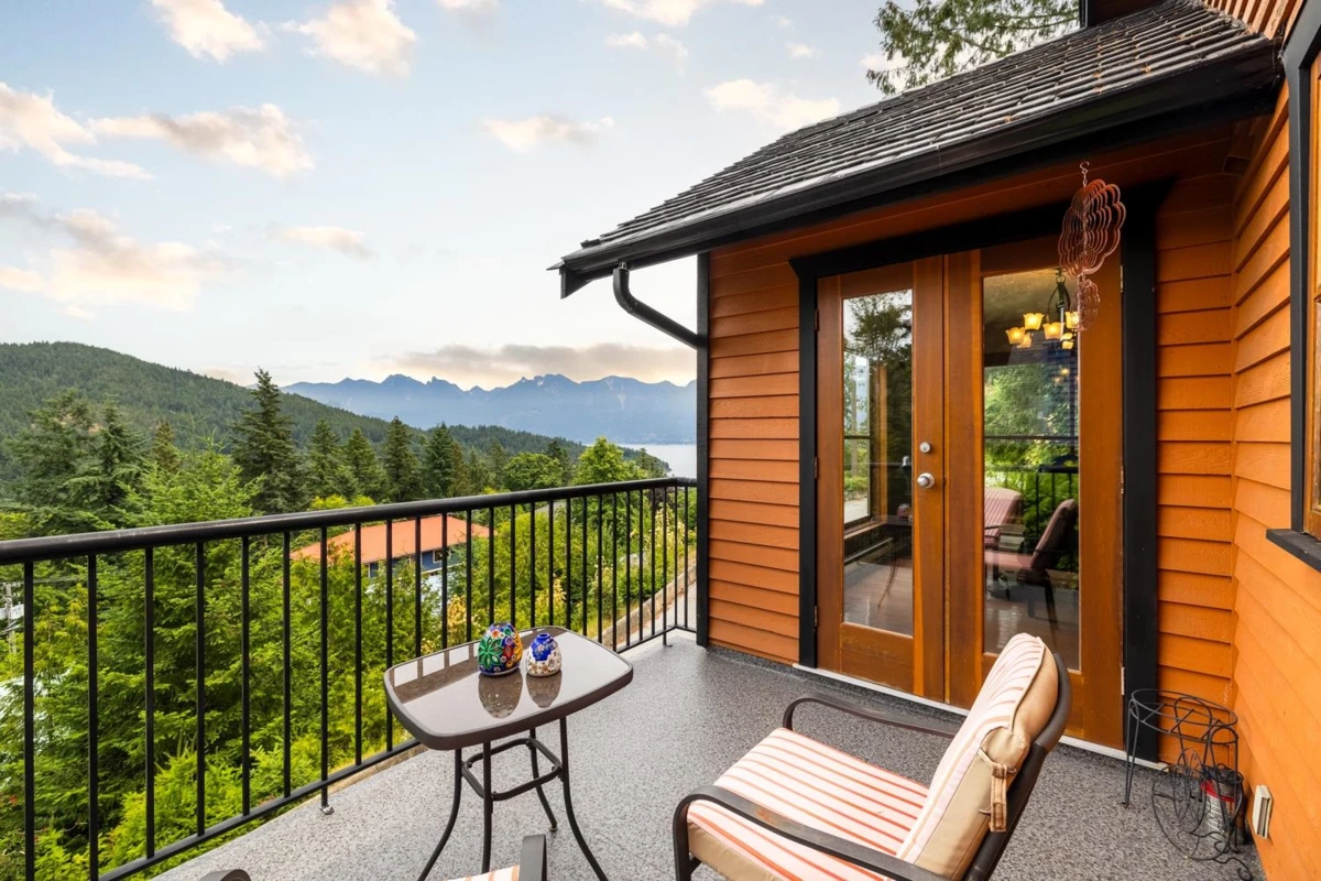 Living Room Photo of 571 Roocroft Lane, Bowen Island, BC