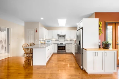 Kitchen Island Photo of 571 Roocroft Lane, Bowen Island, BC