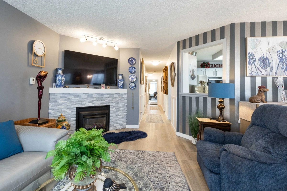 Living Room Photo of 501 45765 Spadina Avenue, Chilliwack, BC