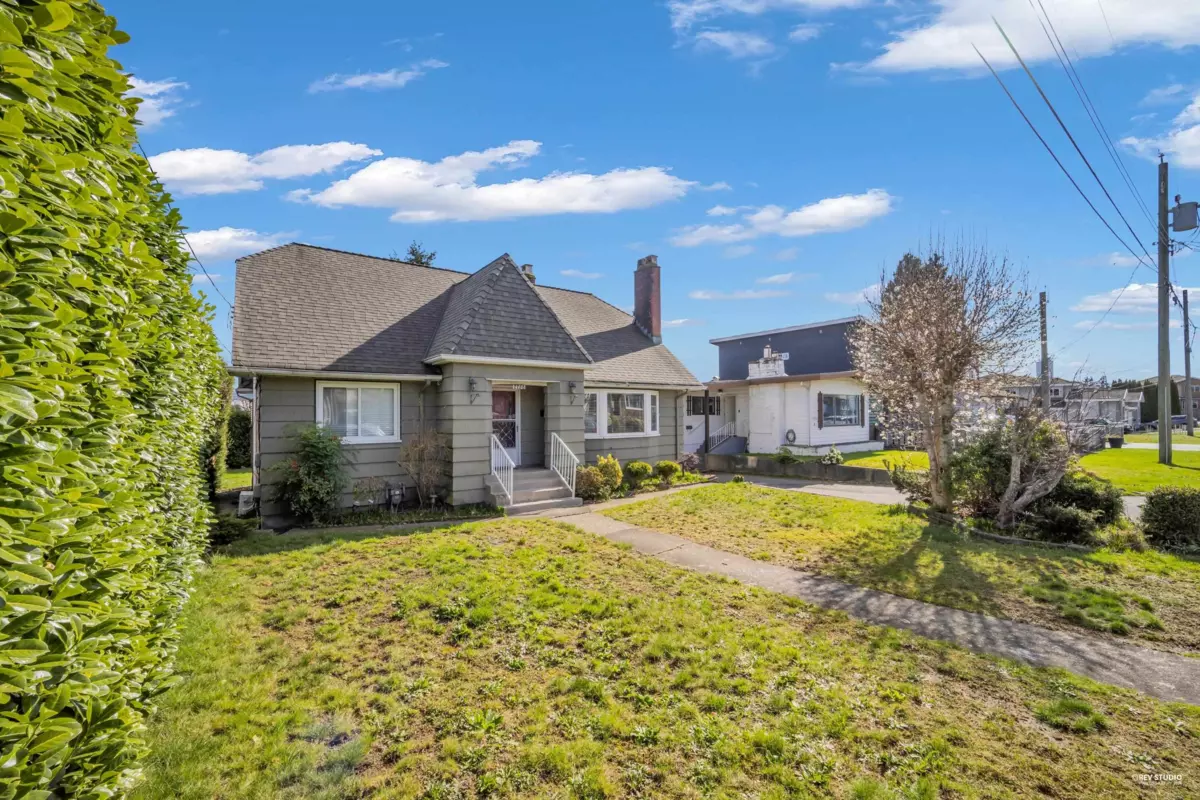 Living Room Photo of 7758 15th Avenue, Burnaby, BC
