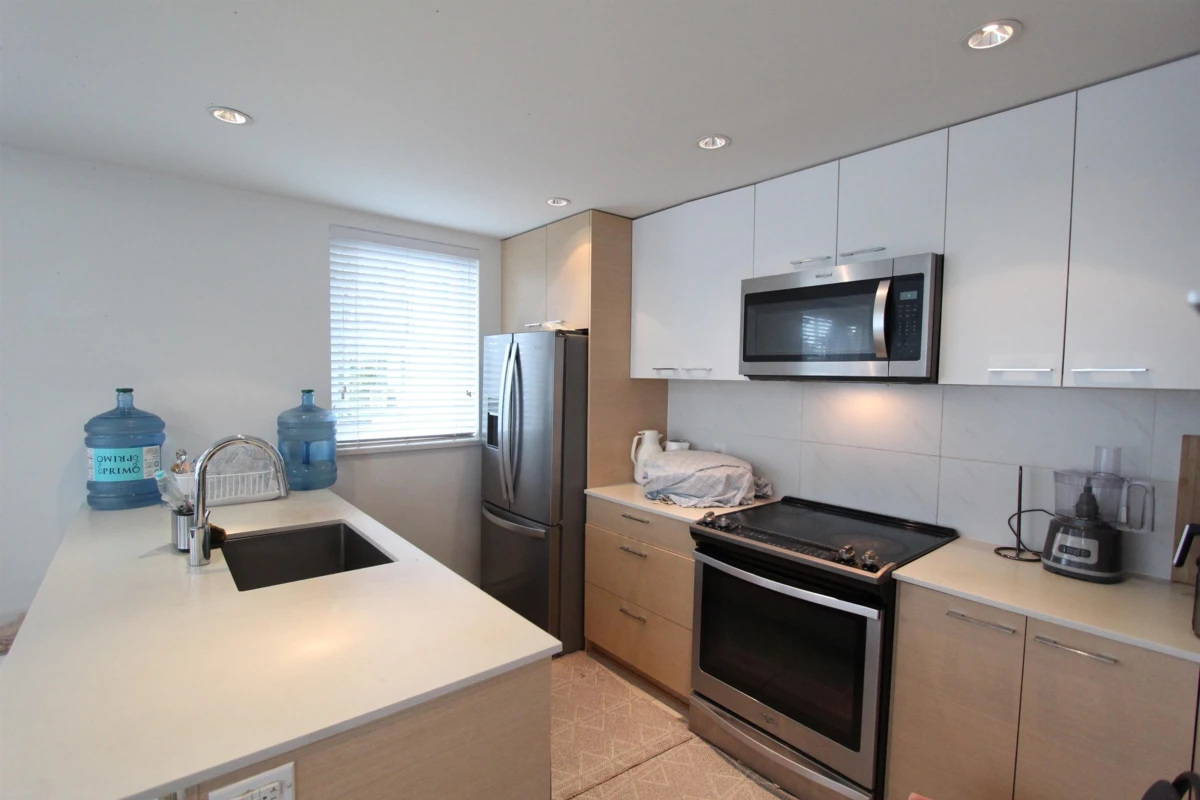 Living Room Photo of TH1 13963 105 Boulevard, Surrey, BC