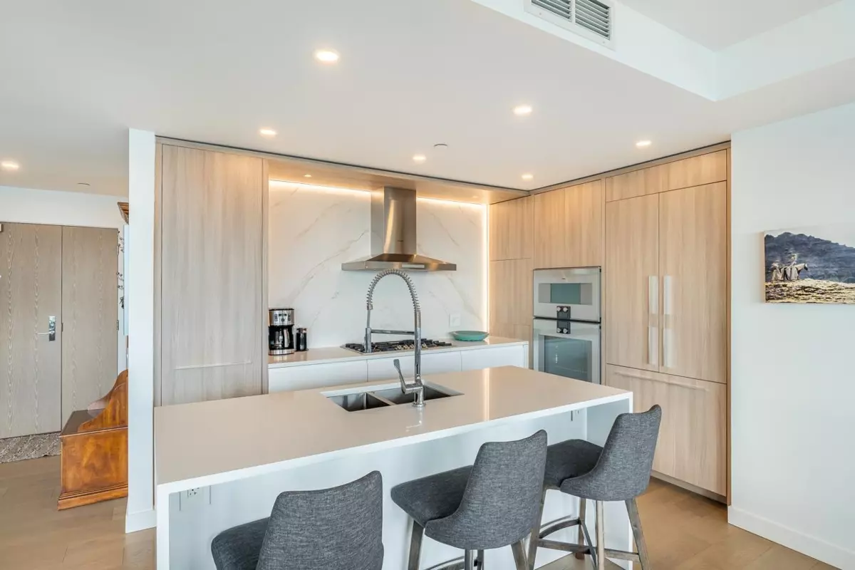 Dining Area Photo of 1503 15165 Thrift Avenue, White Rock, BC