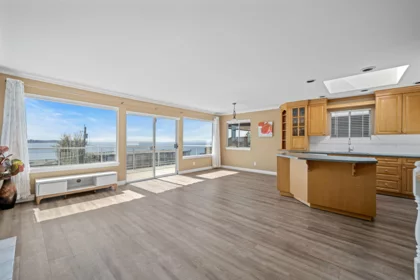 Basement Recreation Room Photo of 15173 Royal Avenue, White Rock, BC