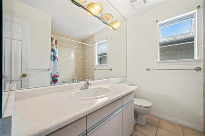 Primary Bathroom Photo of 15173 Royal Avenue, White Rock, BC