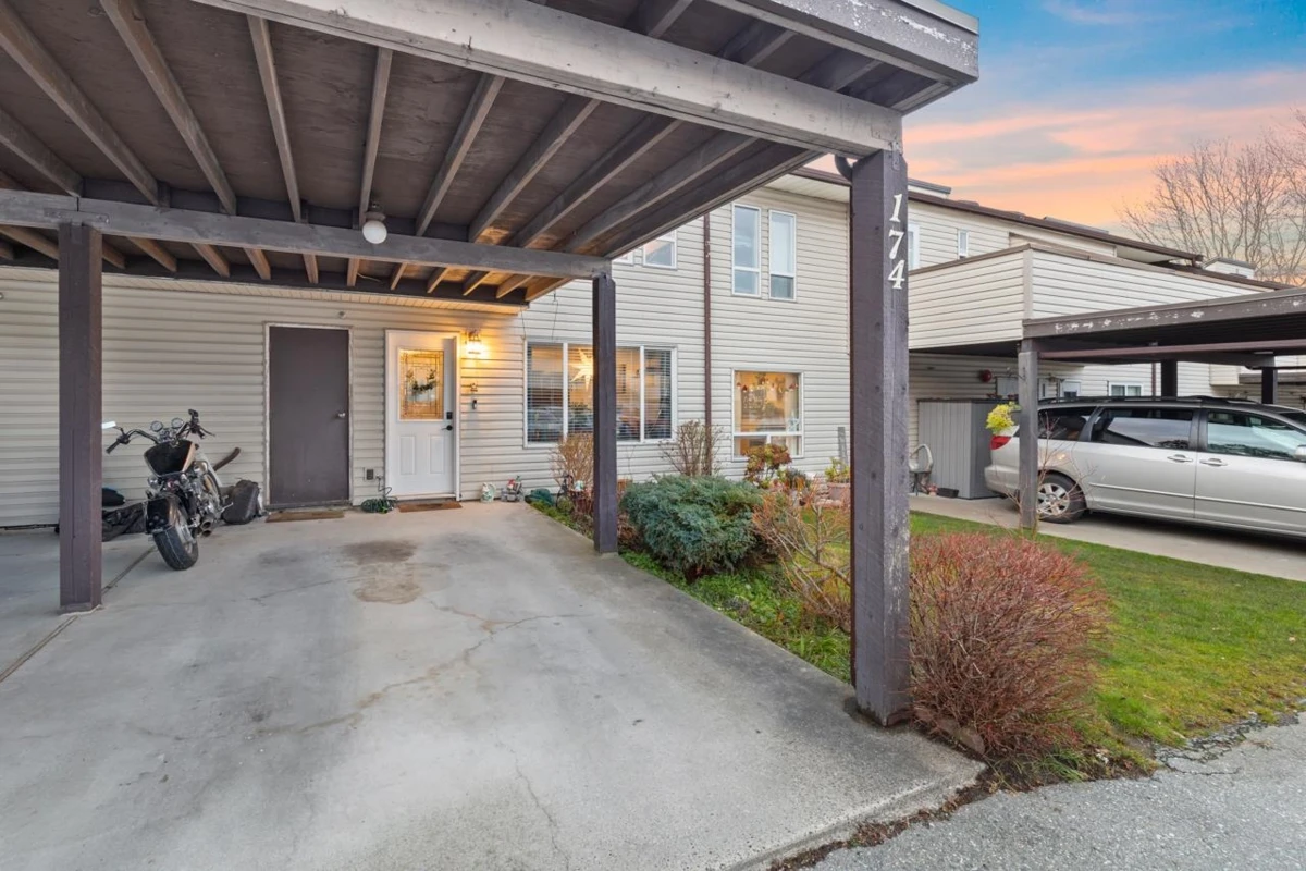 Family Room Photo of 174 2844 273 Street, Langley, BC