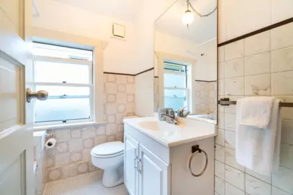 Powder Room Photo of 498 E 5th Avenue, Vancouver, BC