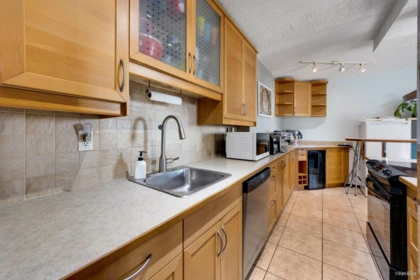 Kitchen Island Photo of 705 6689 Willingdon Avenue, Burnaby, BC