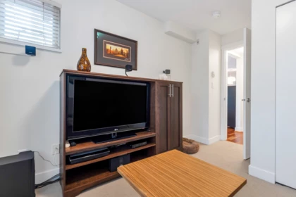 Hallway Photo of 102 736 W 14th Avenue, Vancouver, BC