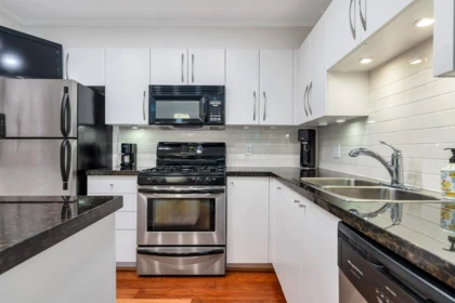 Kitchen Island Photo of 102 736 W 14th Avenue, Vancouver, BC