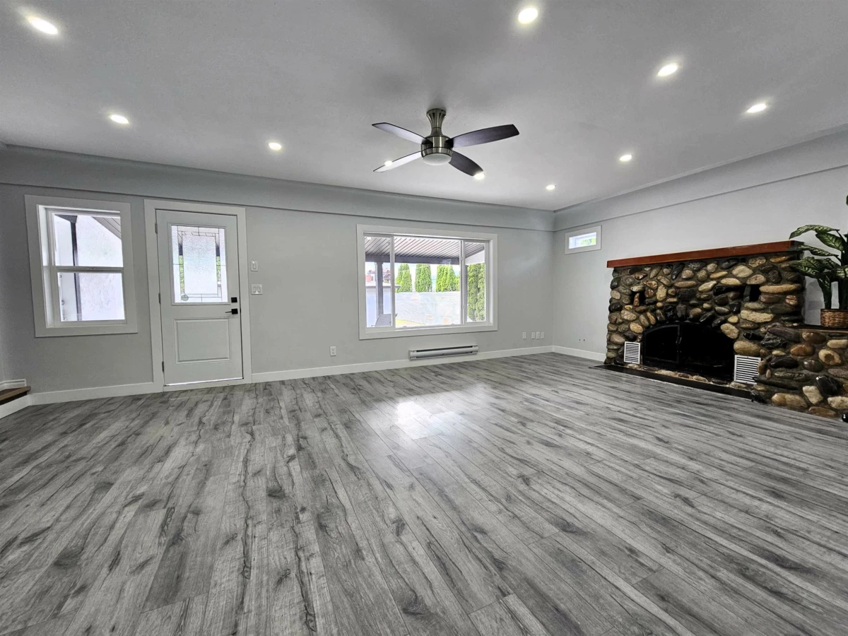 Living Room Photo of 7088 Sumas Prairie Road, Sardis - Greendale, BC