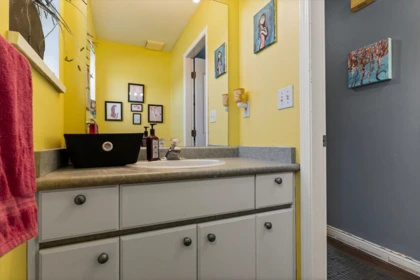 Guest Bathroom Photo of 37 45090 Luckakuck Way, Chilliwack, BC