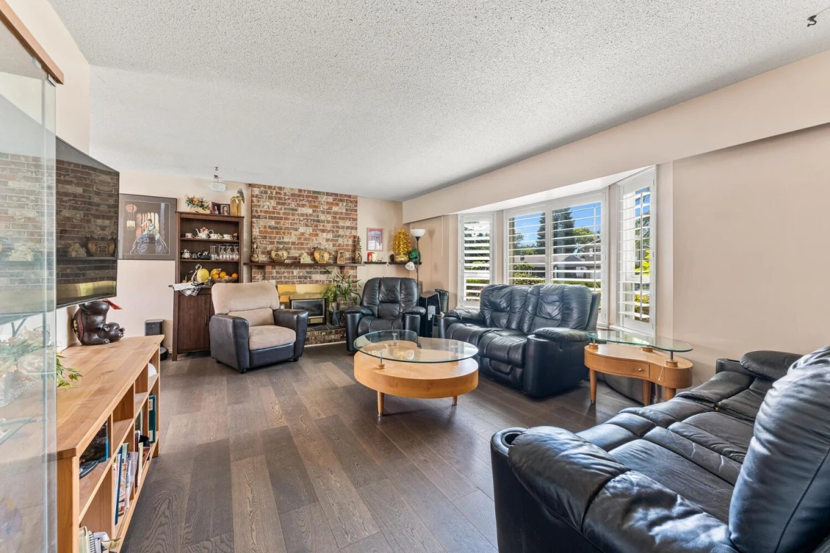 Family Room Photo of 5259 Oak Place, Delta, BC
