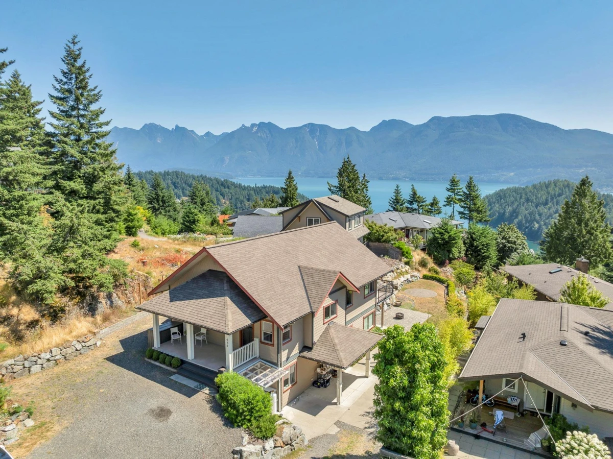 Family Room Photo of 931 Rivendell Drive, Bowen Island, BC